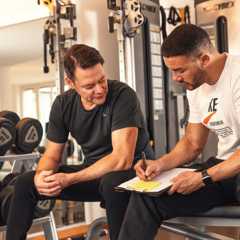 Jimmy Outlaw aus Zürich erklärt einem Kunden die Kosten für Personal Training